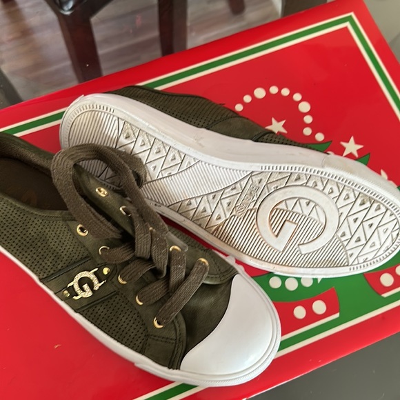 Guess women’s sneaker size 9 - Picture 2 of 3
